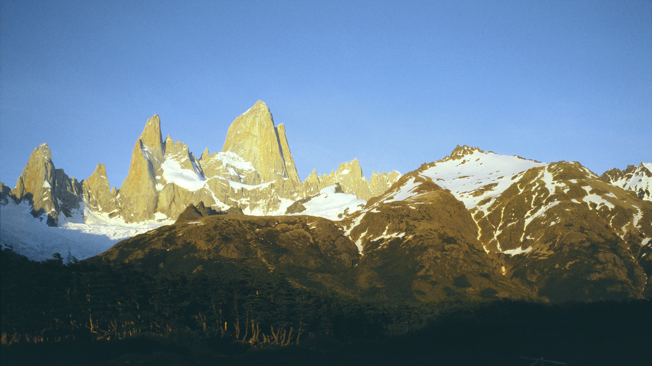 pat_235 pano.jpg - Argentine, Fitz Roy, décembre 2002 : près camp Poincenot Le Fitz Roy à 6h du matin Provia 400 F